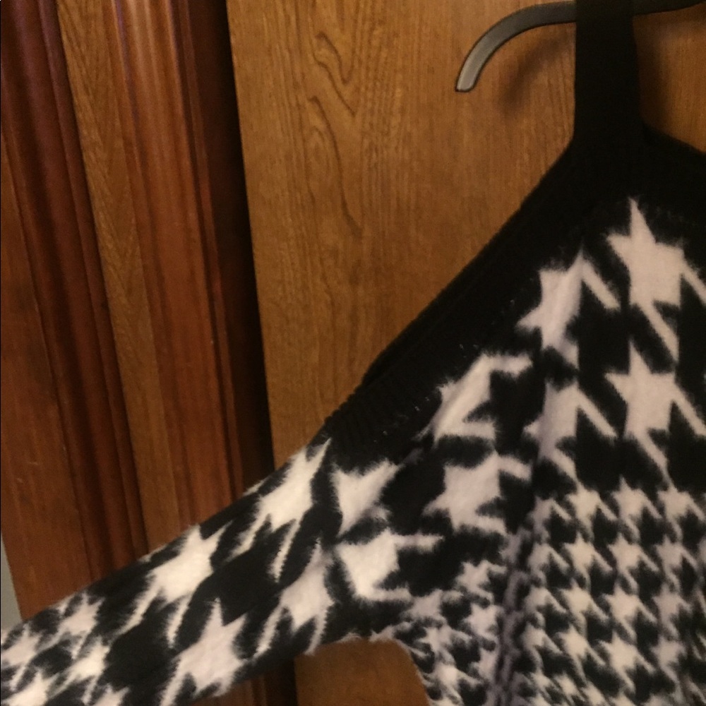 Express Sweater - Picture 2 of 4